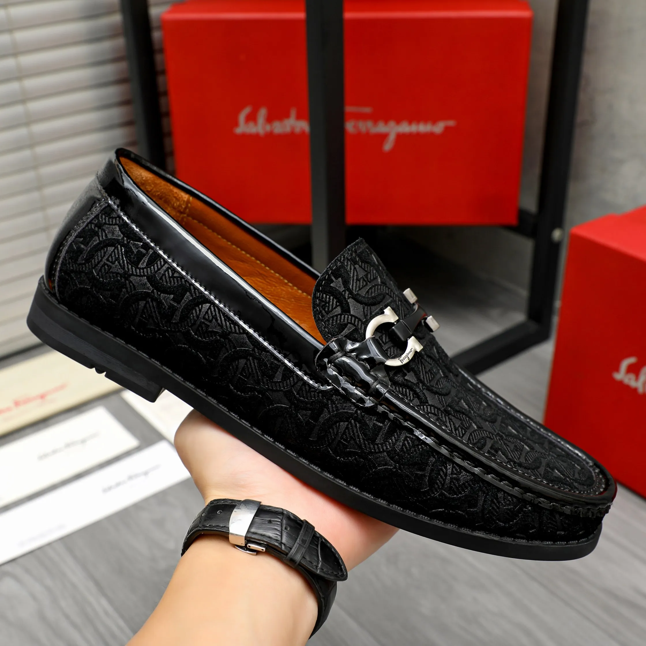 Men's shoes 💰400 Product trademark: Ferragamo "Ferragamo" business casual slip-on shoes Regular size: 38-45 (45. Customized, non-returnable) Product materials: Selected frosted cowhide embossed upper, cowhide lining, rubber outsole